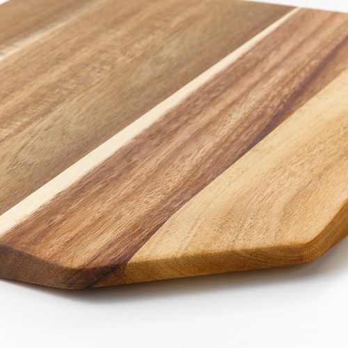Primer plano de la tabla de cortar de madera de acacia, superficie lisa con patrones de vetas visibles.