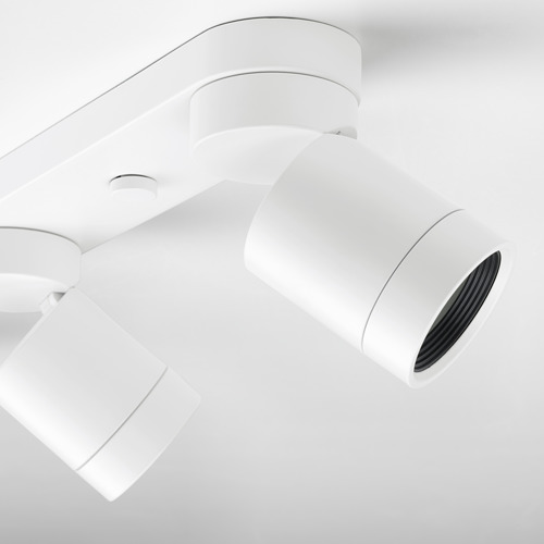 Modernos puntos blancos en el techo. Tres luces ajustables en un diseño elegante.