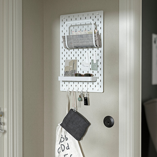 Organizador de tablero perforado de pared con ganchos, bolsillos y estante, para guardar llaves y bolso.