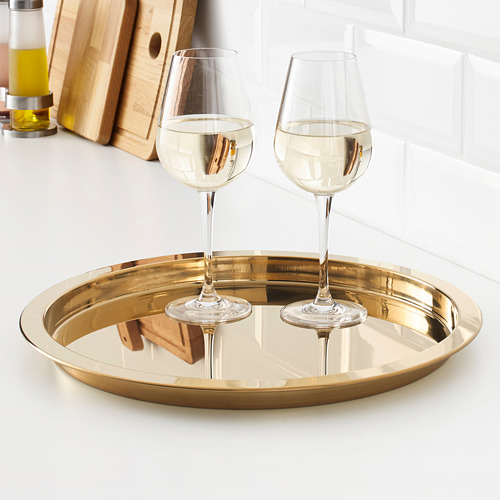 Dos copas de vino en bandeja de oro brillante, reflejando el entorno, ideal para servir y decorar.