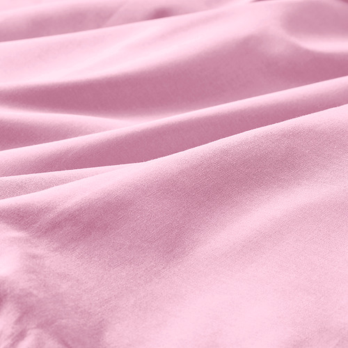 Tela rosa suave de cerca, que muestra textura suave y tejido fino, indicativo de algodón de alta calidad.