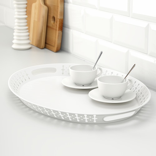 Bandeja decorativa blanca con asas para dos tazas de café y platillos.
