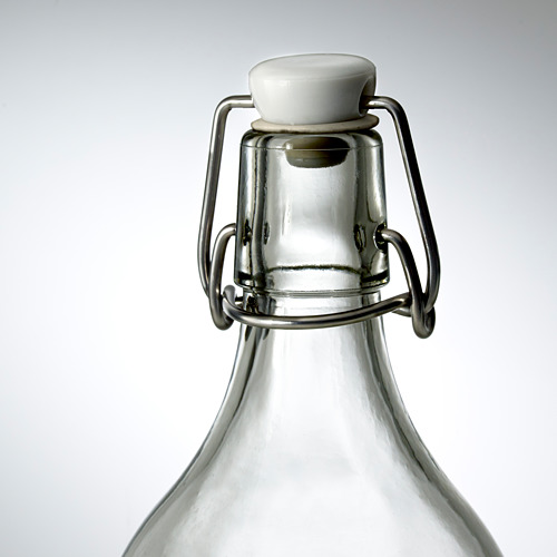 Botella de vidrio con cierre metálico resistente y cierre hermético que garantiza la frescura.