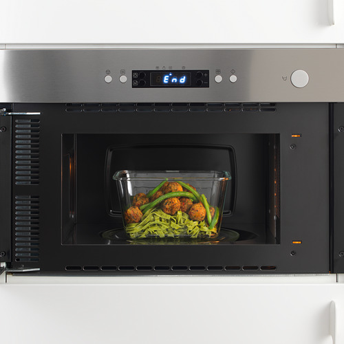 Microondas incorporado con pantalla digital y controles táctiles. Cocina completa, comida lista para servir.