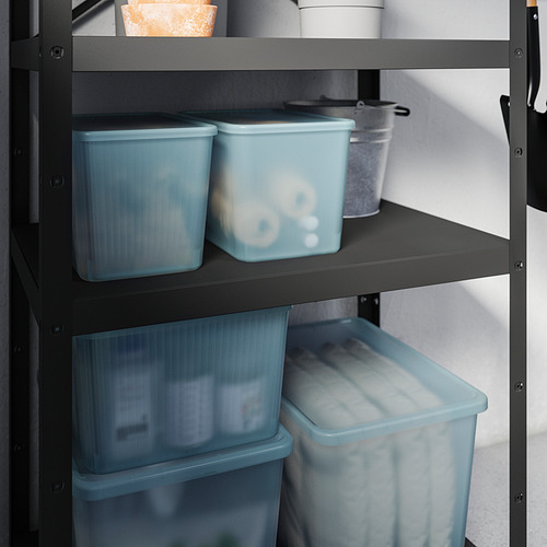 Estante con cajas de almacenamiento de plástico azul, cada una con tapa, para organizar los artículos.