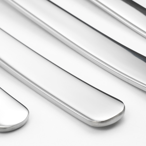Cubiertos de acero inoxidable de IKEA 365+, pulidos y ordenados, con un diseño elegante y duradero.