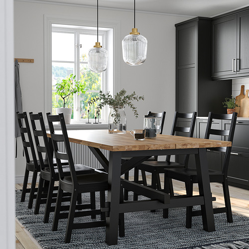 SKOGSTA: juego de comedor rústico con mesa de madera oscura y sillas negras, ideal para cenas grandes.