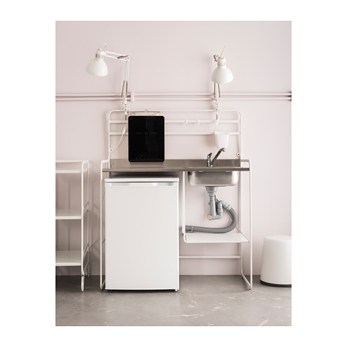 Configuración de cocina minimalista con fregadero LILLVIKEN blanco, nevera pequeña y lámparas. Fregadero de acero inoxidable, piezas de plástico, diseño limpio.