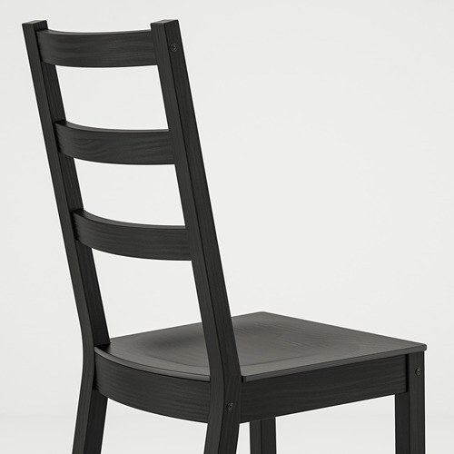 Silla individual de madera negra con respaldo curvado, sólida y elegante.
