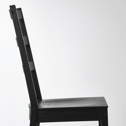 Silla de madera negra, respaldo alto, construcción sólida, asiento liso