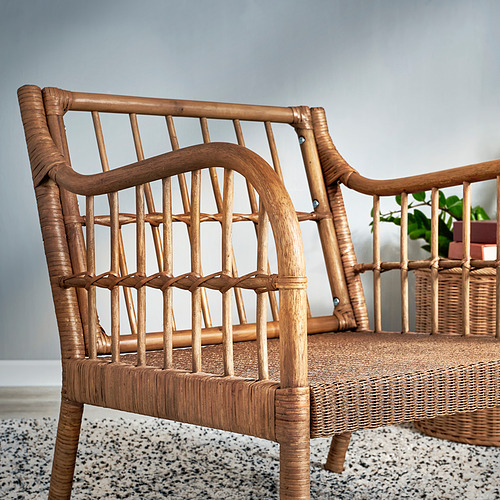 Sillón de mimbre con bambú y madera, que muestra una artesanía intrincada. Marrón claro, cómodo, trae la naturaleza a casa.