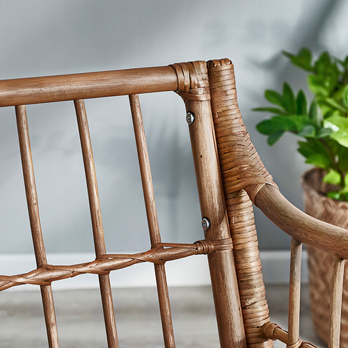 Detalle del sillón de ratán tejido a mano, materiales naturales, diseño intrincado, líneas suaves