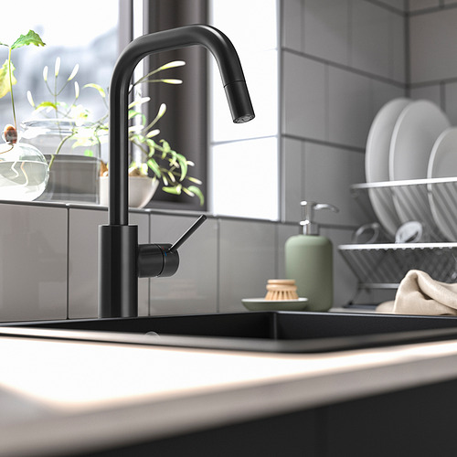 Fregadero de cocina moderno con grifo ÄLMAREN negro, con caño extraíble para facilitar el aclarado.