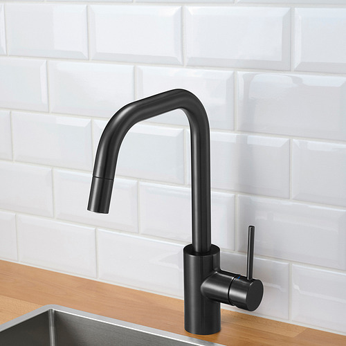 Grifo de cocina negro con caño extraíble, colocado contra un protector contra salpicaduras de ladrillo blanco, encimera de madera y fregadero de metal.