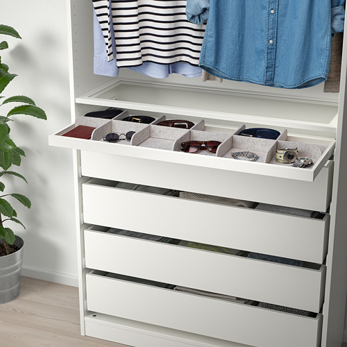 Organizador de armario blanco con cajones y compartimentos para accesorios, manteniendo los artículos ordenados y accesibles.