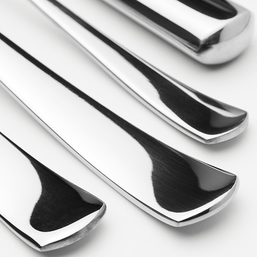 Juego de cucharas de metal pulido, cinco en total, colocadas cuidadosamente para una vista clara del diseño elegante y el acabado suave.