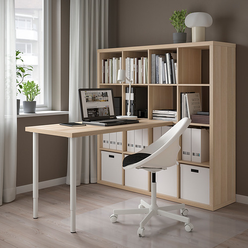 Moderna oficina en casa: Unidad KALLAX con libros y computadora portátil. Madera clara y blanca, espaciosa, pulcra, minimalista.