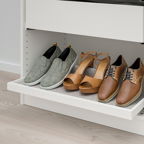 Estante de armario blanco con bandeja gris que contiene cuatro pares de zapatos elegantes.