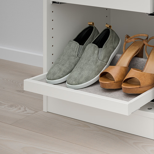 Estantería extraíble blanca con slip-ons grises y sandalias marrones, organizadas en armario.
