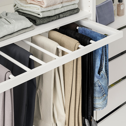 Organizador de armario blanco con jeans, pantalones y suéteres. La percha extraíble para pantalones tiene capacidad para 18 pares.