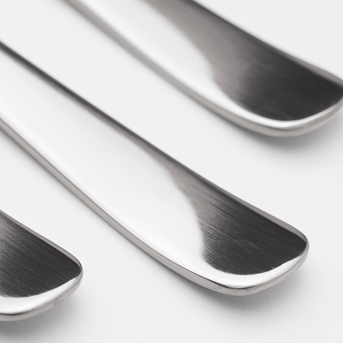 Tres cucharas de acero inoxidable pulido están cuidadosamente dispuestas, mostrando su diseño elegante y duradero.