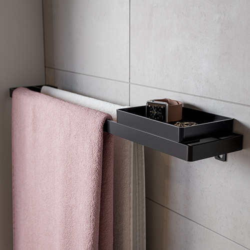 Moderna estantería negra de SKOGSVIKEN, hecha de plástico, que sostiene objetos en el baño.