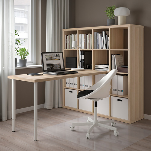 Escritorio KALLAX con portátil, silla y ventana.