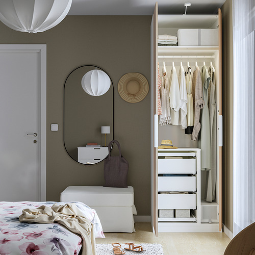 Dormitorio con armario abierto, espejo y cama acogedora.