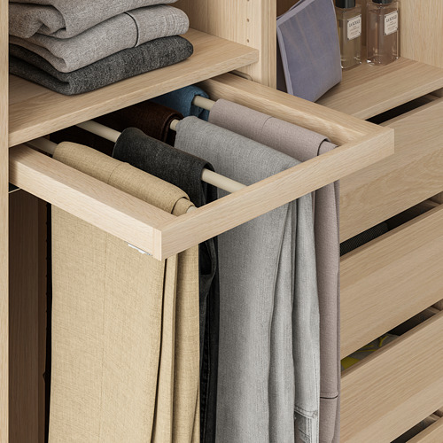 Armario abierto de madera con percha para pantalones, con capacidad para varios pares de pantalones cuidadosamente enrollados.