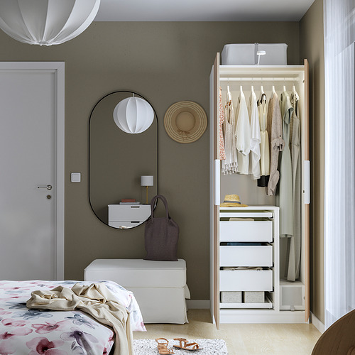 Dormitorio moderno con armario PAX abierto, almacenamiento inteligente y decoración elegante.