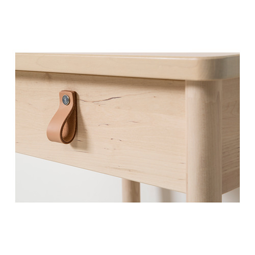 Cajón de madera con acabado liso de color claro y tirador de cuero, que muestra artesanía de alta calidad y atención al detalle.