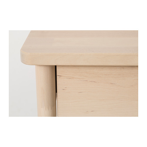 Primer plano de muebles de madera: detalle de tablero y panel lateral lisos de color claro. Elaboración artesanal con acabado fino y vetas de madera natural.