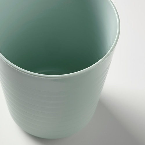 Vaso de plástico texturizado de color azul claro resaltando su superficie lisa y duradera, ideal para los niños.