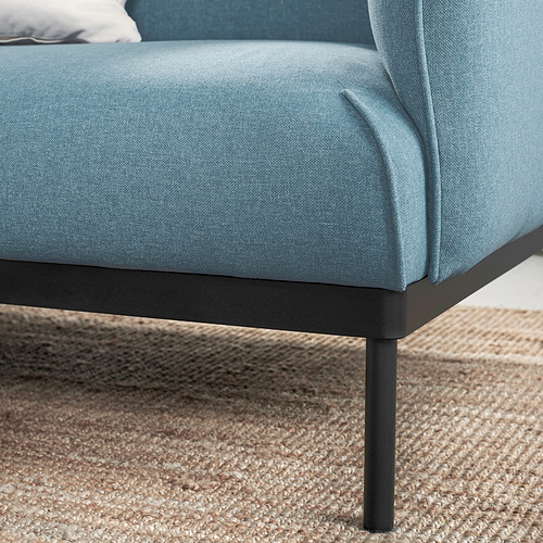 Sofá azul, patas de metal negro, moderno. O, para acercarse a los 150 caracteres: moderno sofá azul con patas de metal negro.