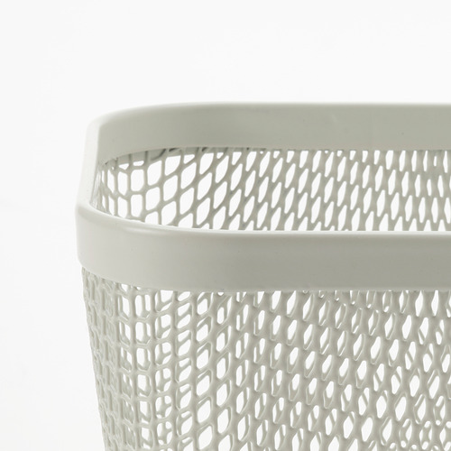 Primer plano de cestas de almacenamiento blancas de ikea, malla y borde.
