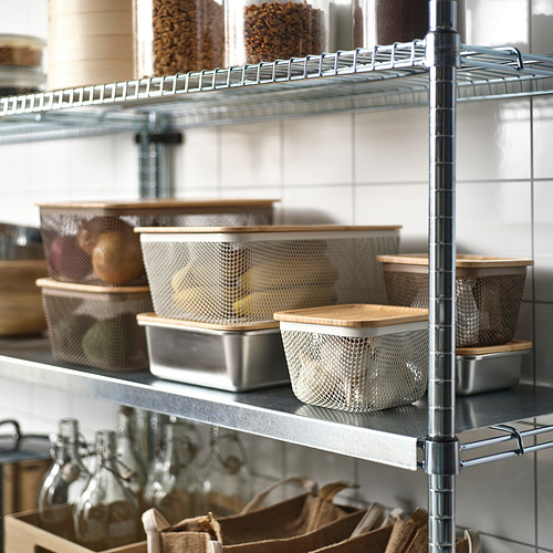 Estantes con cestas de malla IKEA 365+ para almacenamiento de alimentos transpirables, tapas de madera y frascos de vidrio; Almacenamiento organizado en la cocina.