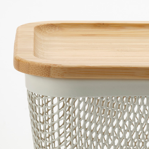 Una tapa de bambú de alta calidad en una cesta de almacenamiento de malla de IKEA 365+. La tapa se ajusta perfectamente, lo que garantiza la frescura.
