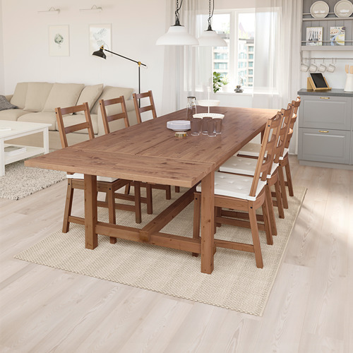 Mesa de comedor de madera NORDVIKEN y 6 sillas en un espacio habitable moderno