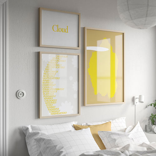 Tres obras de arte enmarcadas sobre la cama: nube, lista, abstracto. Habitación limpia y moderna con decoración blanca.