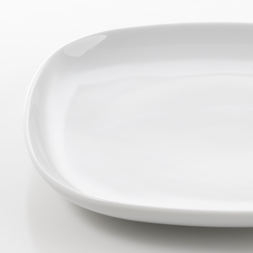 Primer plano del borde de la placa de porcelana blanca lisa y brillante. Muestra artesanía fina y durabilidad.