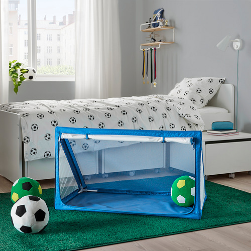 Habitación para niños con portería de fútbol sala azul, pelotas de colores y vista a la ciudad.