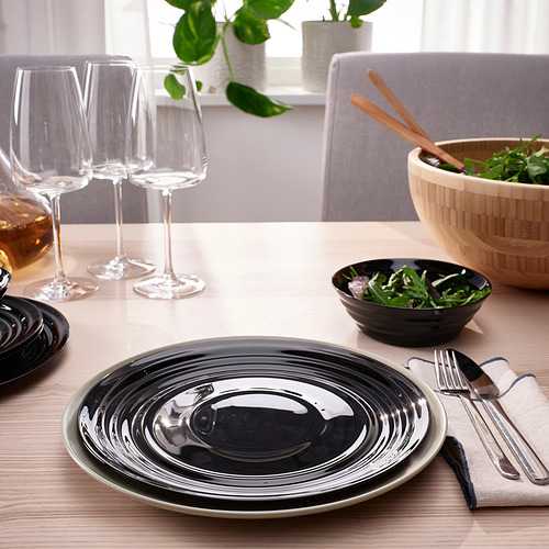 Un comedor con platos, vasos y cuencos en blanco y negro, perfecto para las comidas diarias. Brillante, apilable y apto para lavavajillas.