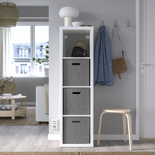 Entrada moderna con almacenamiento de kallax blanco, cajas de fieltro para gorras, taburete para chaquetas, ventana.