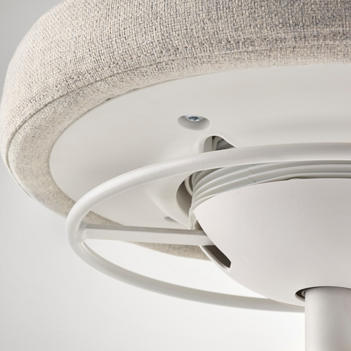 Primer plano del diseño elegante y moderno de LIDKULLEN. Muestra base de metal blanco y asiento tapizado en tela, destacando materiales de calidad.