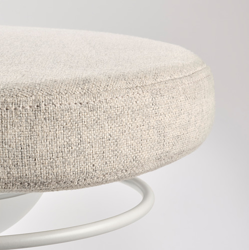Silla de oficina redonda de color gris claro con tejido suave y texturizado y base metálica, diseñada para brindar comodidad y apoyo.