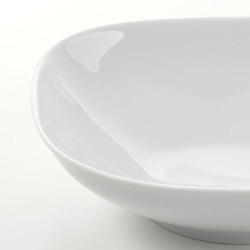 Primer plano de un plato de porcelana blanco liso que muestra un acabado brillante y un borde uniforme y resistente.