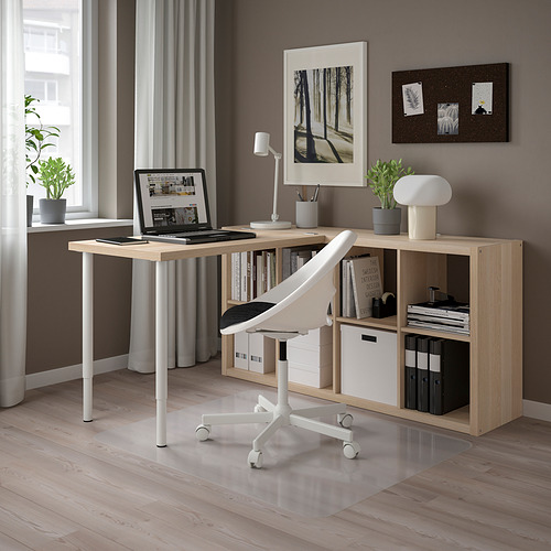 Oficina en casa con escritorio KALLAX, silla, computadora portátil, plantas, lámpara.