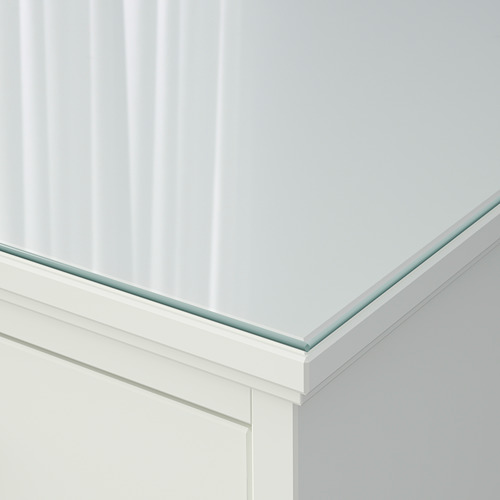 Rincón de habitación limpio y minimalista; las molduras blancas se unen al vidrio esmerilado; Diseño elegante.
