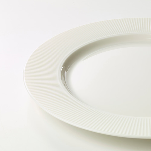 Plato de porcelana blanca con detalle de borde texturizado, acabado liso, calidad impoluta.
