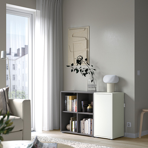 Salón minimalista con almacenamiento EKET, libros, lámpara, ventana, decoración.